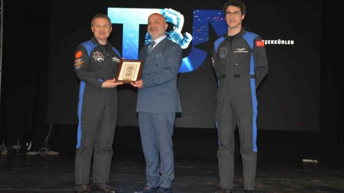 Astronot Alper Gezeravcı, seyir defterini Kıbrıs'la paylaştı
