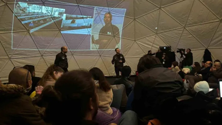 Astronot Gezeravcı'yı da taşıyan uzay aracının istasyona kenetlenmesi kent meydanlarından takip ediliyor
