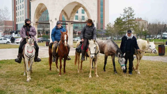 At sırtında İspanya'dan Mekke'ye giden hacı adayları Edirne'de dualarla uğurlandı