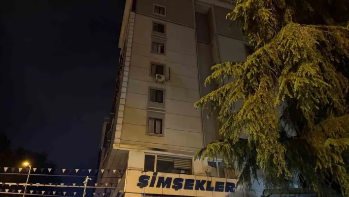 Ataşehir'de 5. kattan düşen genç ağır yaralandı