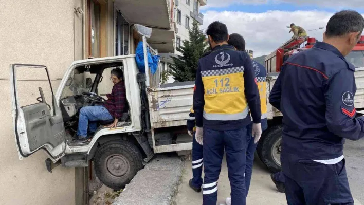 Ataşehir'de binaya çarpan kamyonet bina boşluğunda asılı kaldı