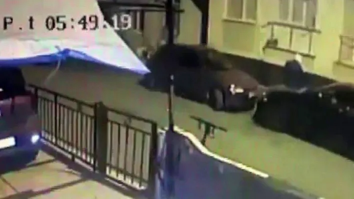 Ataşehir'de dairenin camına bir paket yumurta atıp kaçtılar