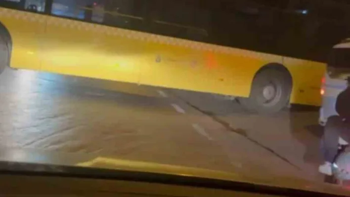 Ataşehir'de dönüş yapmak isteyen otobüs yolda sıkıştı