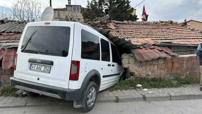 Ataşehir'de hafif ticari araç müstakil eve girdi