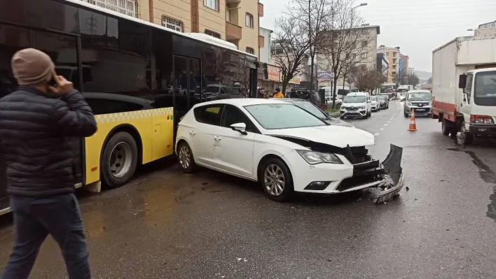 Ataşehir'de İETT otobüsü 4 araca çarptı