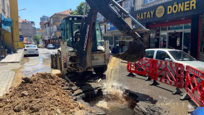 Ataşehir'de İSKİ personelinin patlayan su borusuyla mücadelesi kamerada