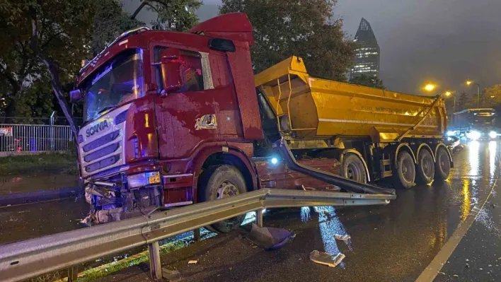 Ataşehir'de kayganlaşan yolda kontrolden çıkan hafriyat kamyonu bariyerlere çarptı