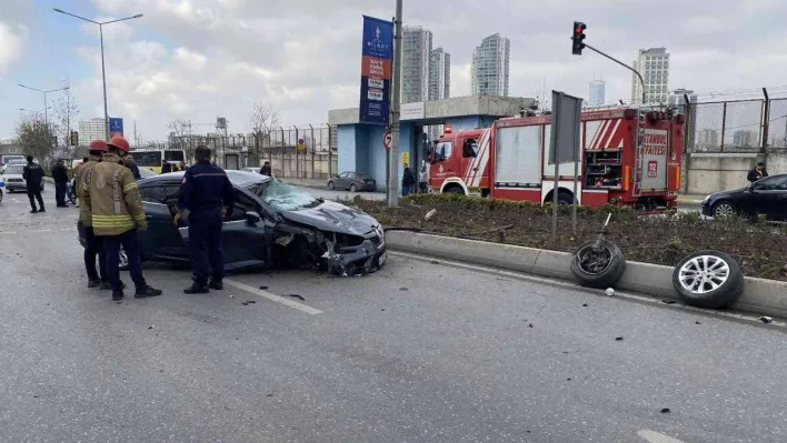 Ataşehir'de kırmızı ışıkta geçen sürücü kazaya sebep oldu: 1 yaralı