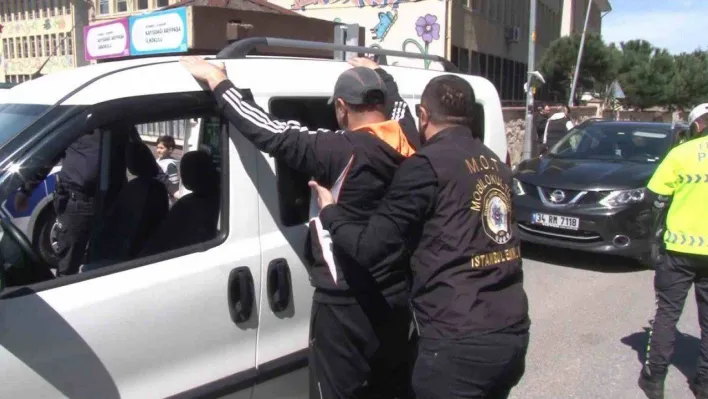 Ataşehir'de polislerden sıkı okul denetimi