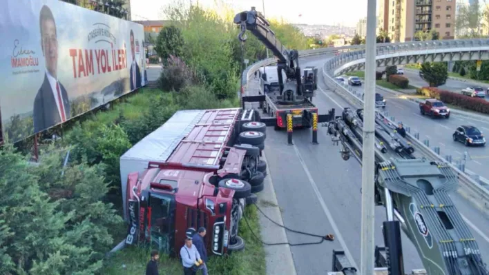 Ataşehir'de sebze yüklü kamyon virajı alamayarak yan yattı