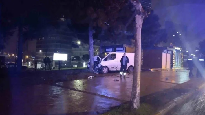 Ataşehir'de trafik kazası: 1'i ağır, 2 yaralı