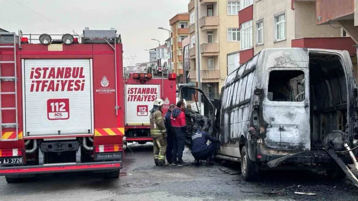 Ataşehir'de vatandaşlar kaputu açtı, aracı alevler sardı