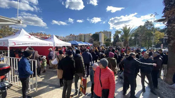 Atatürk Kent Meydanı'ndaki yardım yoğunluğu her geçen gün artıyor