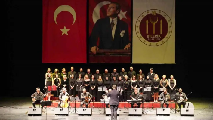 Atatürk'ün sevdiği şarkıları hep birlikte söylendi