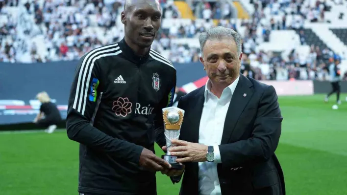 Atiba Hutchinson taraftarı ile vedalaştı
