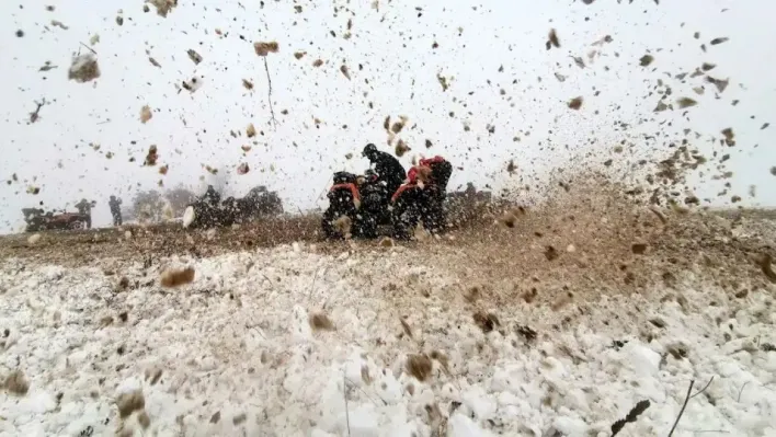 ATV tutkunlarının karda zorlu mücadelesi