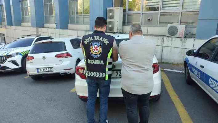 Avcılar'da bir sürücü İETT otobüsünün önünü kesti: O anlar kamerada