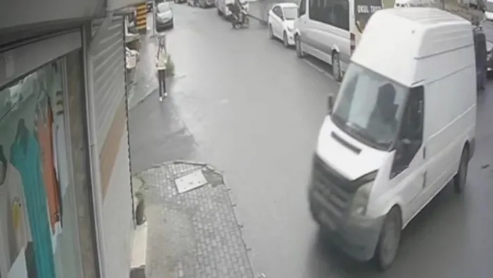 Avcılar'da freni boşalan panelvan dükkana daldı: O anlar kamerada