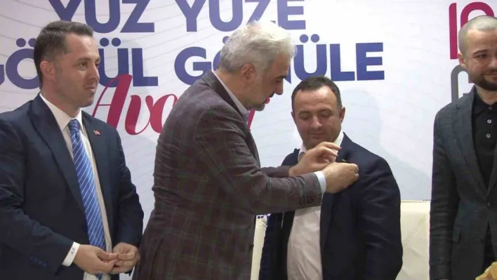 Avcılar'da Gelecek Partisinden AK Parti'ye katılanlar için rozet takma töreni yapıldı