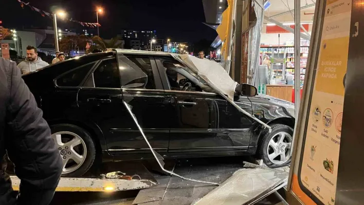 Avcılar'da hızını alamayan otomobil zincir markete daldı