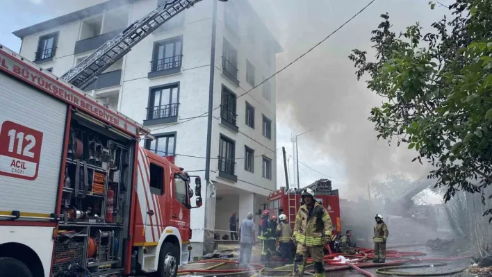 Avcılar'da hurdacıda korkutan yangın, patlayan bidonlar binanın çatısına uçtu