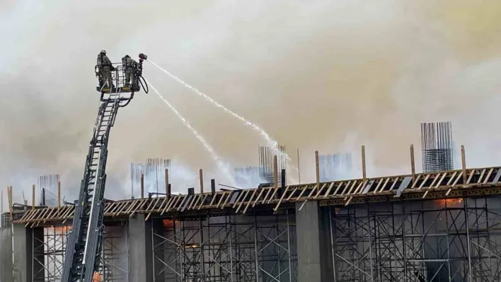 Avcılar'da inşaat alanında çıkan yangına ekiplerin müdahalesi sürüyor