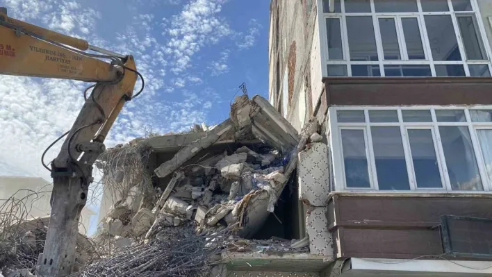 Avcılar'da kentsel dönüşüm için yıkılan binanın duvarını kullandılar, balkon açıkta kaldı