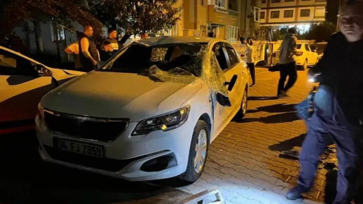 Avcılar'da park halindeki araçlara çarpan otomobil yan yattı: 1 yaralı