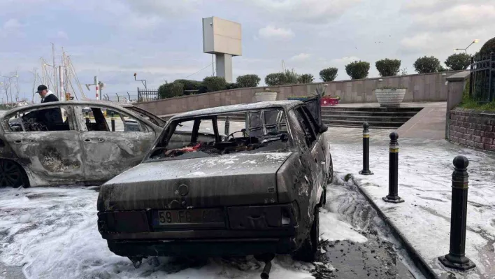 Avcılar'da yanan taksi park halindeki otomobile çarptı: İki araç alev topuna döndü