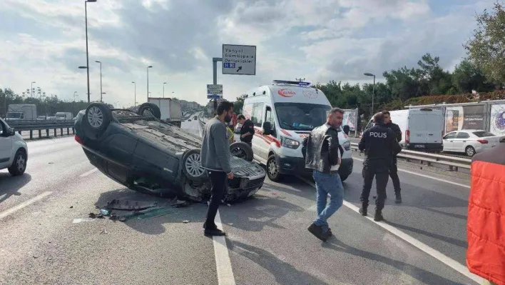 Avcılar E-5'te otomobil takla attı: 4 kişi yaralandı, yol trafiğe kapandı