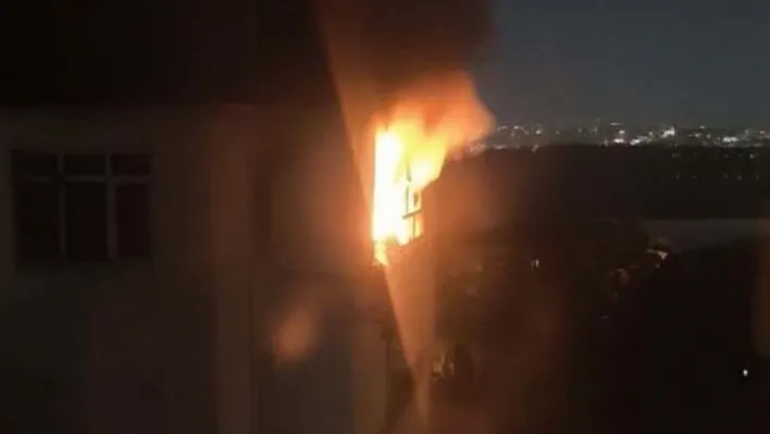 Avcılar Firuzköy'de panik anları: Sıcağa dayanamayan buzdolabı alev alev yandı