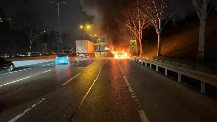 Avrupa Otoyolu'nda araç alev topuna döndü, trafik yoğunluğu oluştu