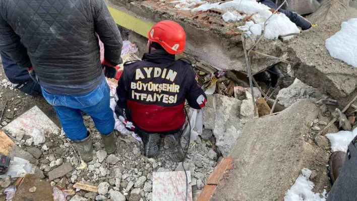 Aydın Büyükşehir'in arama kurtarma ekipleri deprem bölgesinde çalışmalara başladı