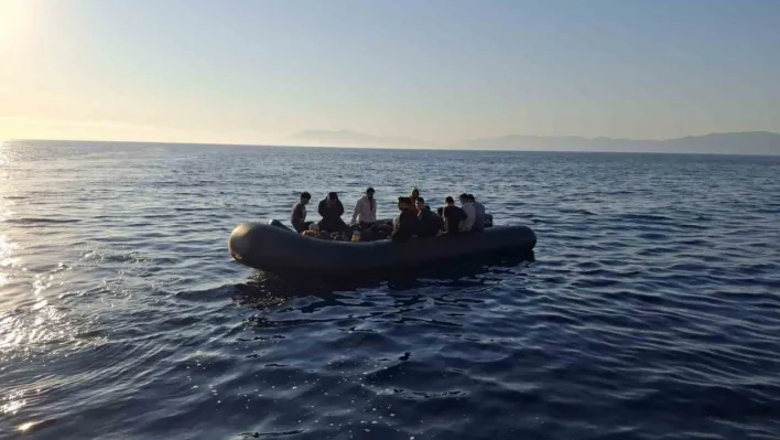 Ayvacık'ta 16'sı çocuk 23 kaçak göçmen kurtarıldı