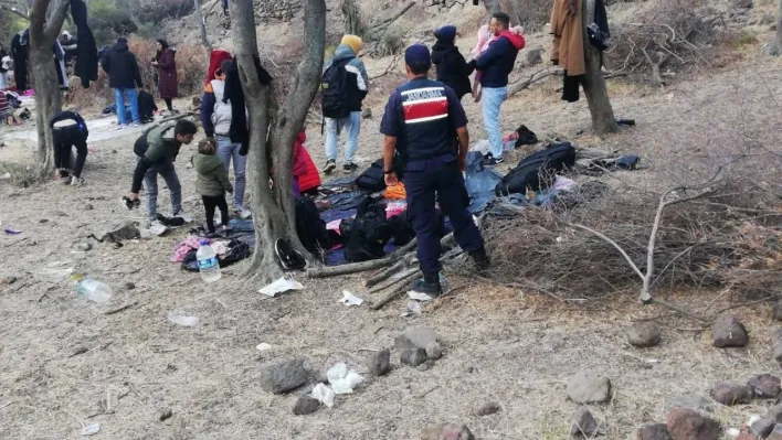 Ayvacık'ta 27 kaçak göçmen ile 4 organizatör yakalandı