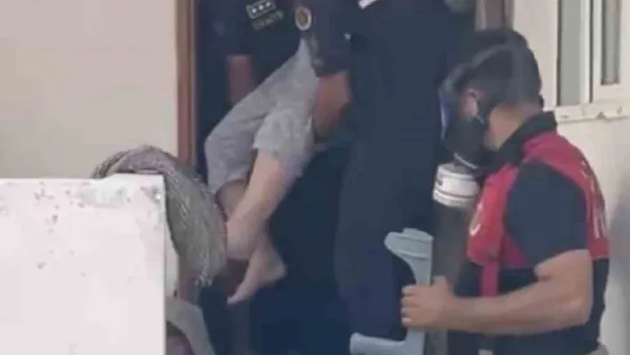 Ayvacık'taki yangında itfaiye ve jandarma ekipleri, yürüyemeyen yaşlı kadını kurtardı