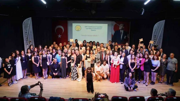 Ayvalık Belediye Tiyatrosu'na iki ödül daha geldi