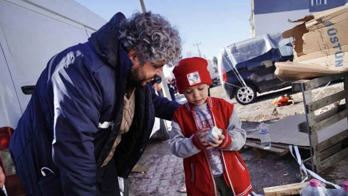 Ayvalık Belediyesi ekipleri deprem bölgesinde afetzedelerin yanında