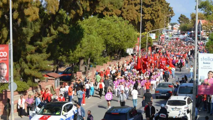 Ayvalık halkı Cumhuriyetin 100. yıldönümü için coşkuyla yürüdü