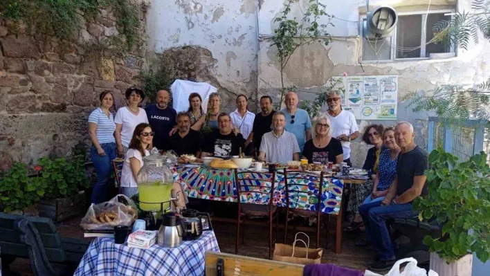 Ayvalık'ın Sakarya Mahallesi bahçesinde geleneksel kahvaltı