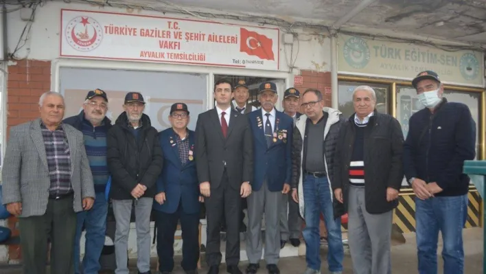 Ayvalık'ta Başsavcı Demirbaş gazileri unutmadı