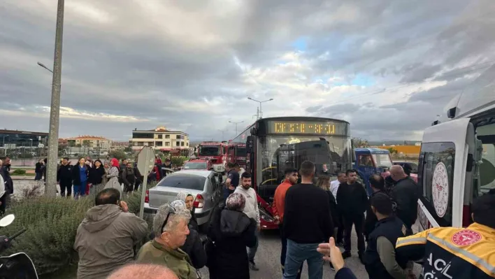Ayvalık'ta belediye otobüsü ile otomobil çarpıştı: 2 yaralı