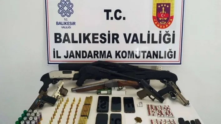 Ayvalık'ta çok sayıda silah ve uyuşturucu madde ele geçirildi: 7 gözaltı