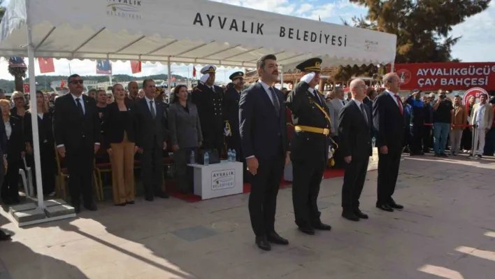 Ayvalık'ta Cumhuriyet Bayramı kutlamaları çelenk sunumuyla başladı