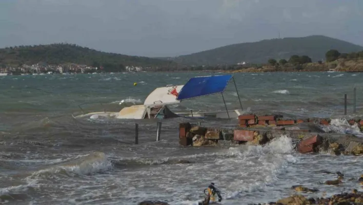 Ayvalık'ta fırtına hayatı felç etti