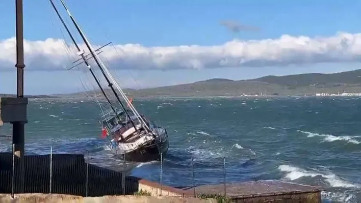 Ayvalık'ta fırtına hayatı felç etti