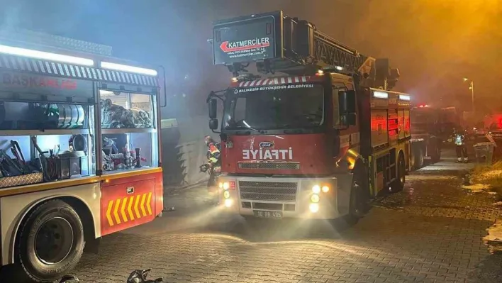 Ayvalık'ta zeytinyağı paketleme bölümündeki yangın söndürüldü