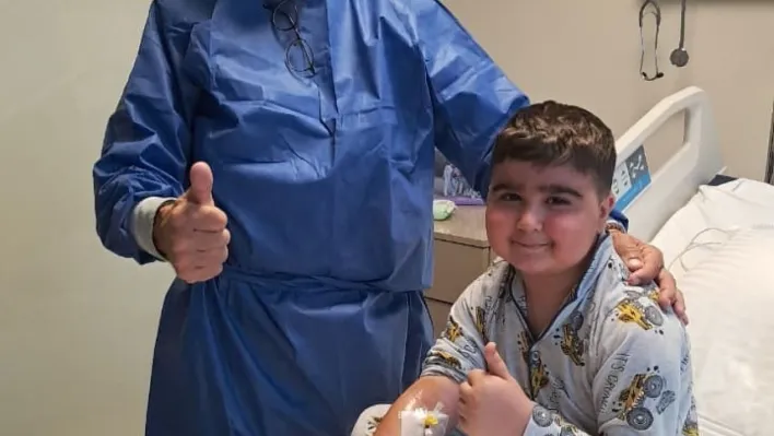 Azerbaycanlı 8 yaşındaki çocuk, kemik iliği nakliyle Türkiye'de hayata tutundu