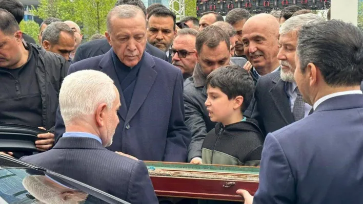 Azerbaycanlı Ak sakallı gaziler Cumhurbaşkanı Erdoğan'a kılıç hediye etti