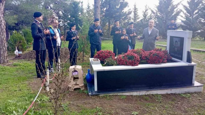 Babaeski'de şehit üsteğmen mezarı başında anıldı